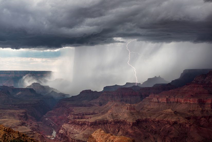 Image d'une tempête de mousson soudaine dans le Grand Canyon.